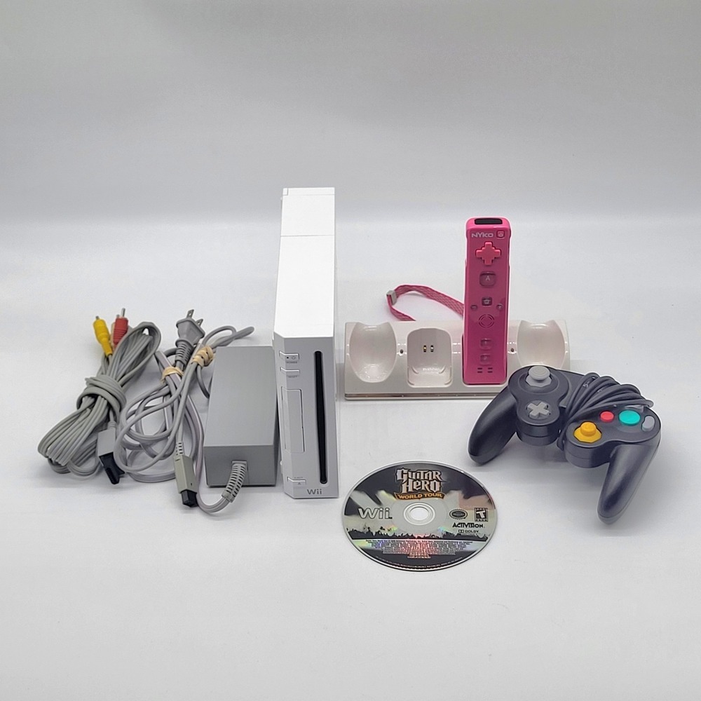 Nintendo Wii RVL-001 White Console Bundle GameCube Compatible w/ Controllers